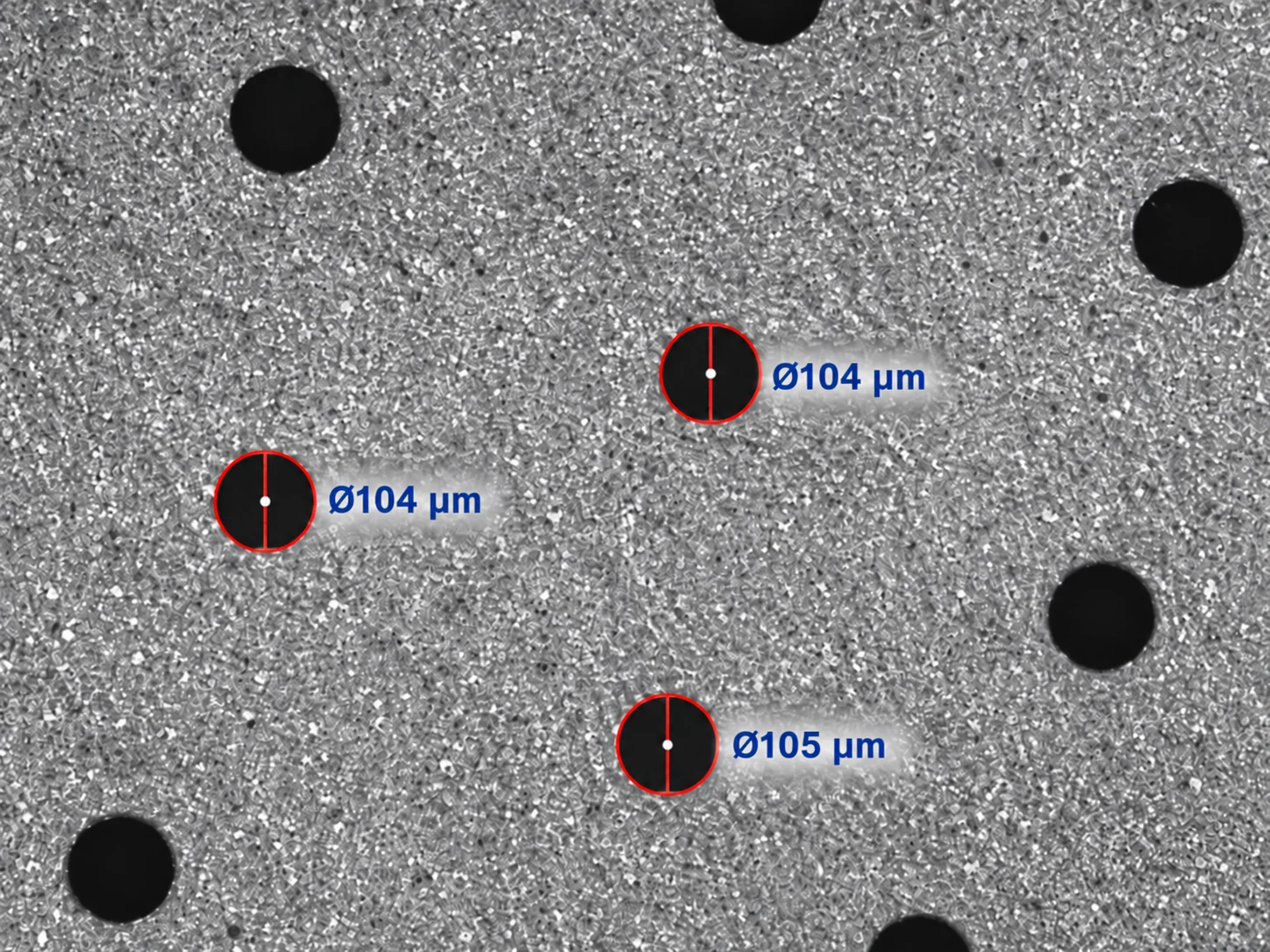 Imagine la microscop optic a unei suprafețe metalice microperforate